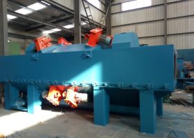 山西拋丸機：剛裝車完畢，將一臺鋼結構通過式拋丸機發往山西