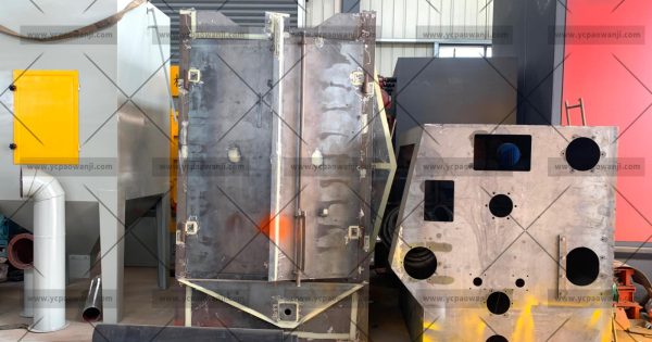 376吊鉤式拋丸機(jī)生產(chǎn)廠家拋丸機(jī)主機(jī)制作中，準(zhǔn)備噴漆